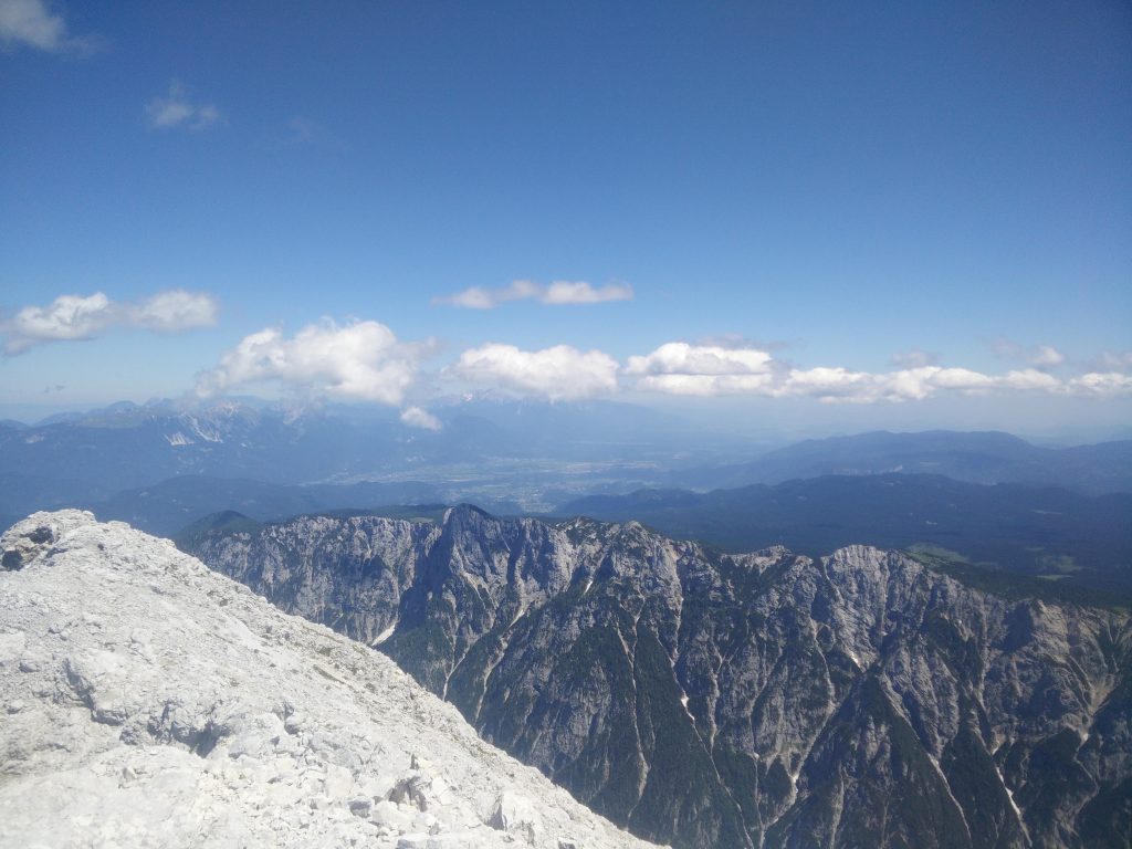 Pogled iz vrha Rjavine proti Ljubljanski kotlini.