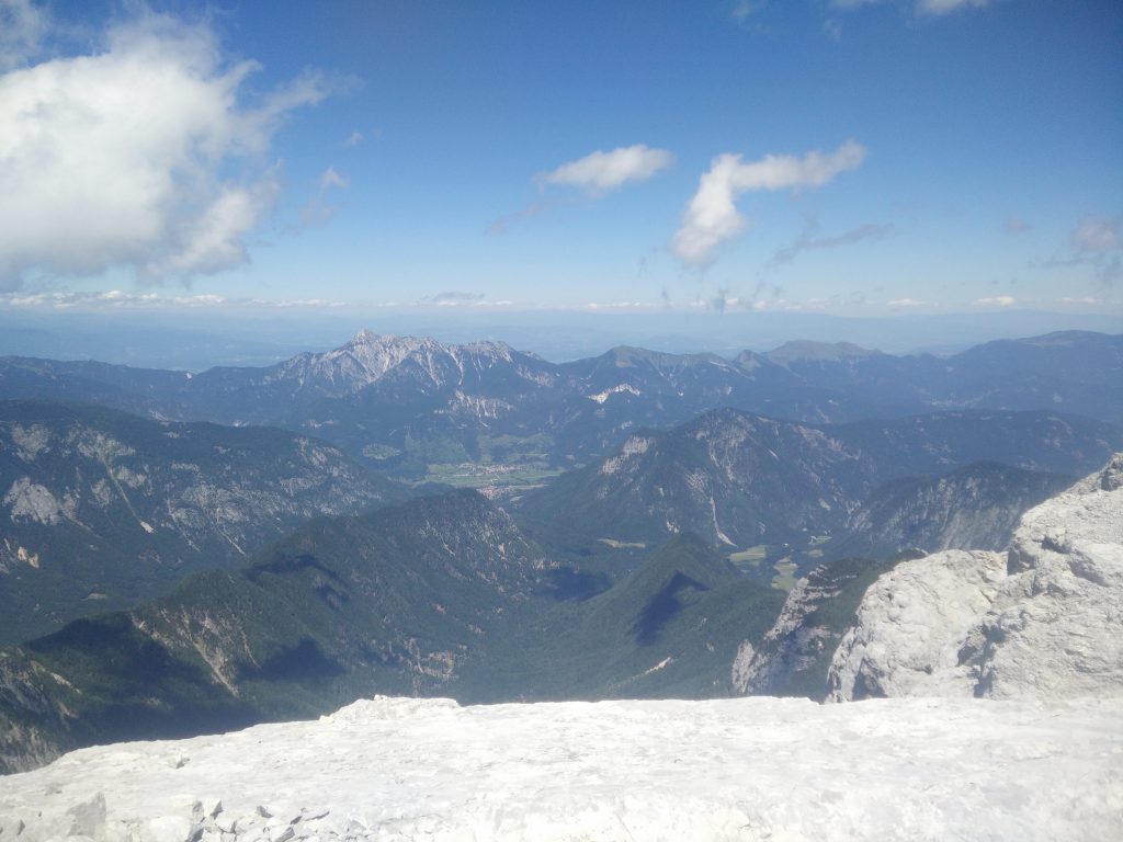 Pogled iz vrha Rjavine proti Mojstrani.