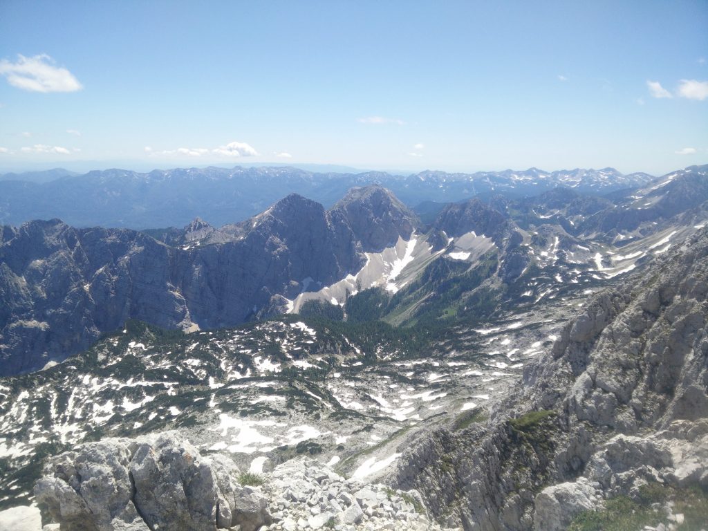 Pogled iz vrha Rjavine proti Toscu.