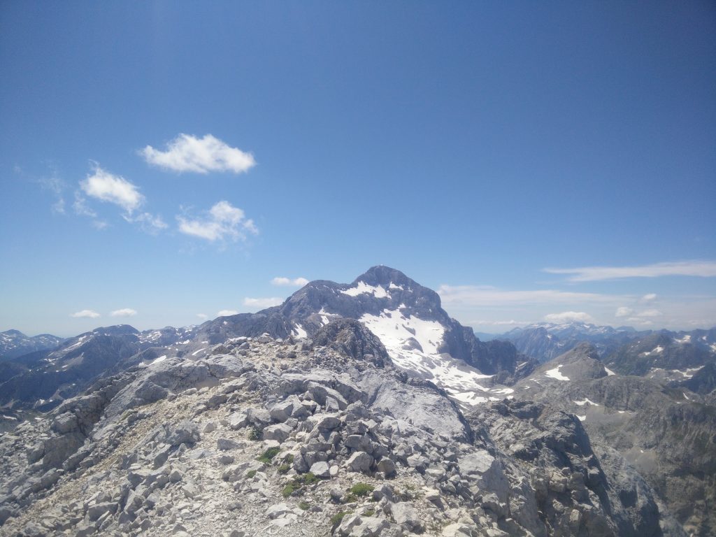 Pogled iz vrha Rjavine proti Triglavu.