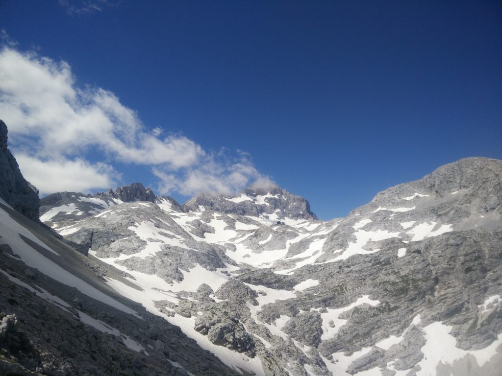 Pogled proti domu Valentina Staniča in Triglavu.