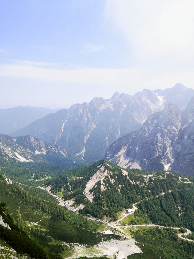 Pogled čez Vršič v dolino Velike Pišnice