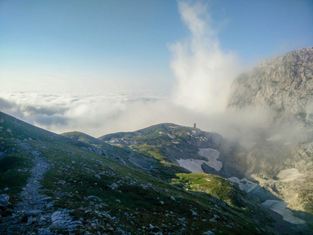 Pogled na bivak pod Grintovcem