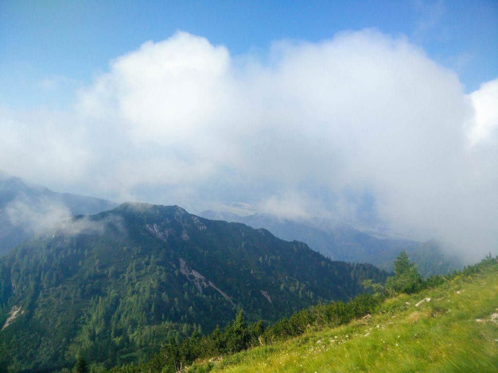 Pogled čez Srednji vrh proti Gorenjski