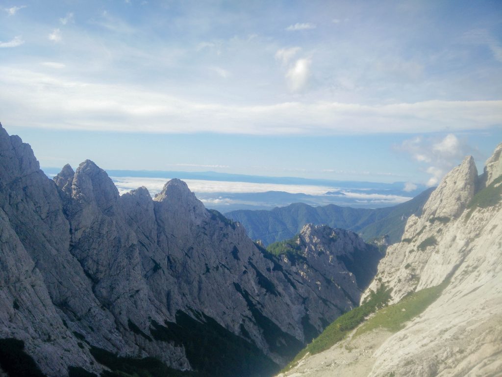 Razgled čez Zeleniške špice proti Ljubljanski kotlini